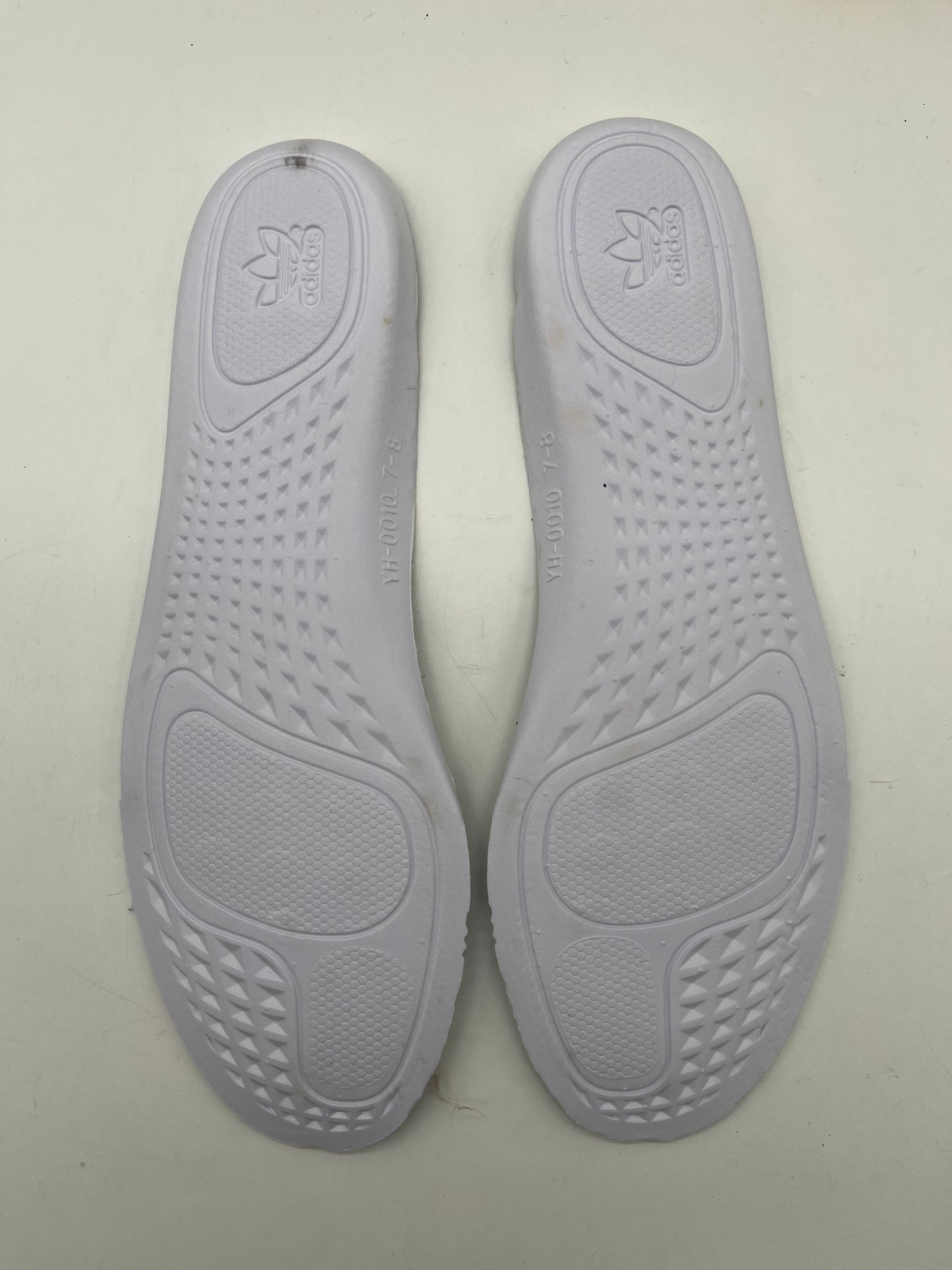 Shoes Luxury Designer By Yeezy In White, Size: 9