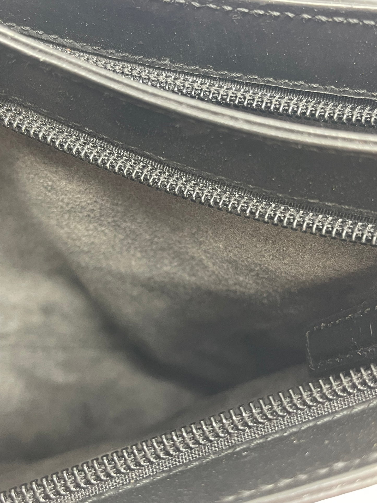 Handbag Luxury Designer By Gucci, Size: Medium