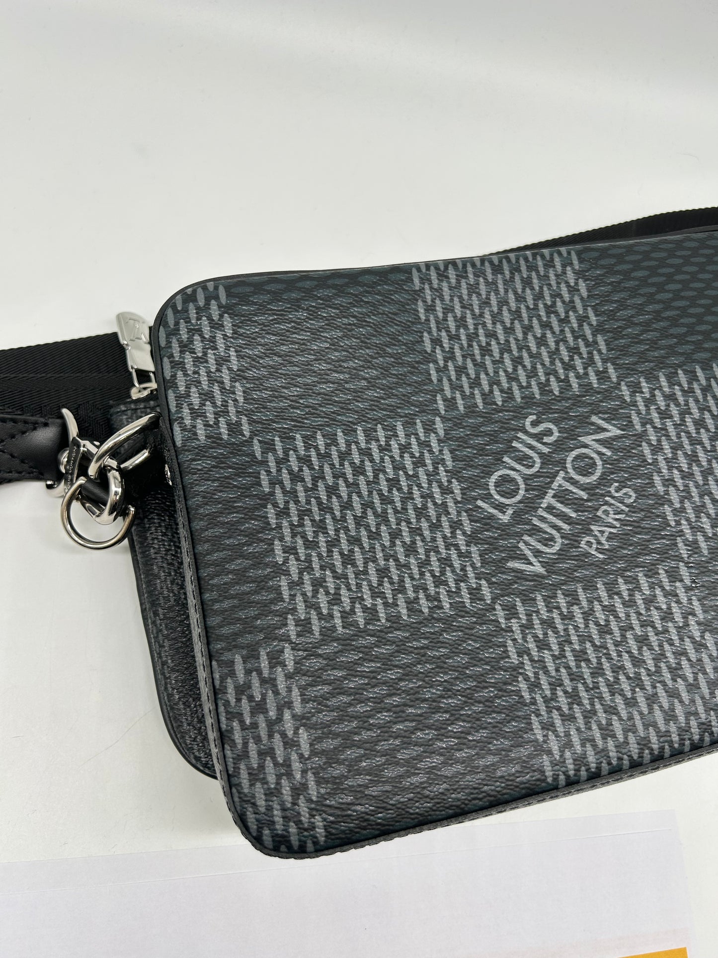 Crossbody Luxury Designer By Louis Vuitton, Size: Medium