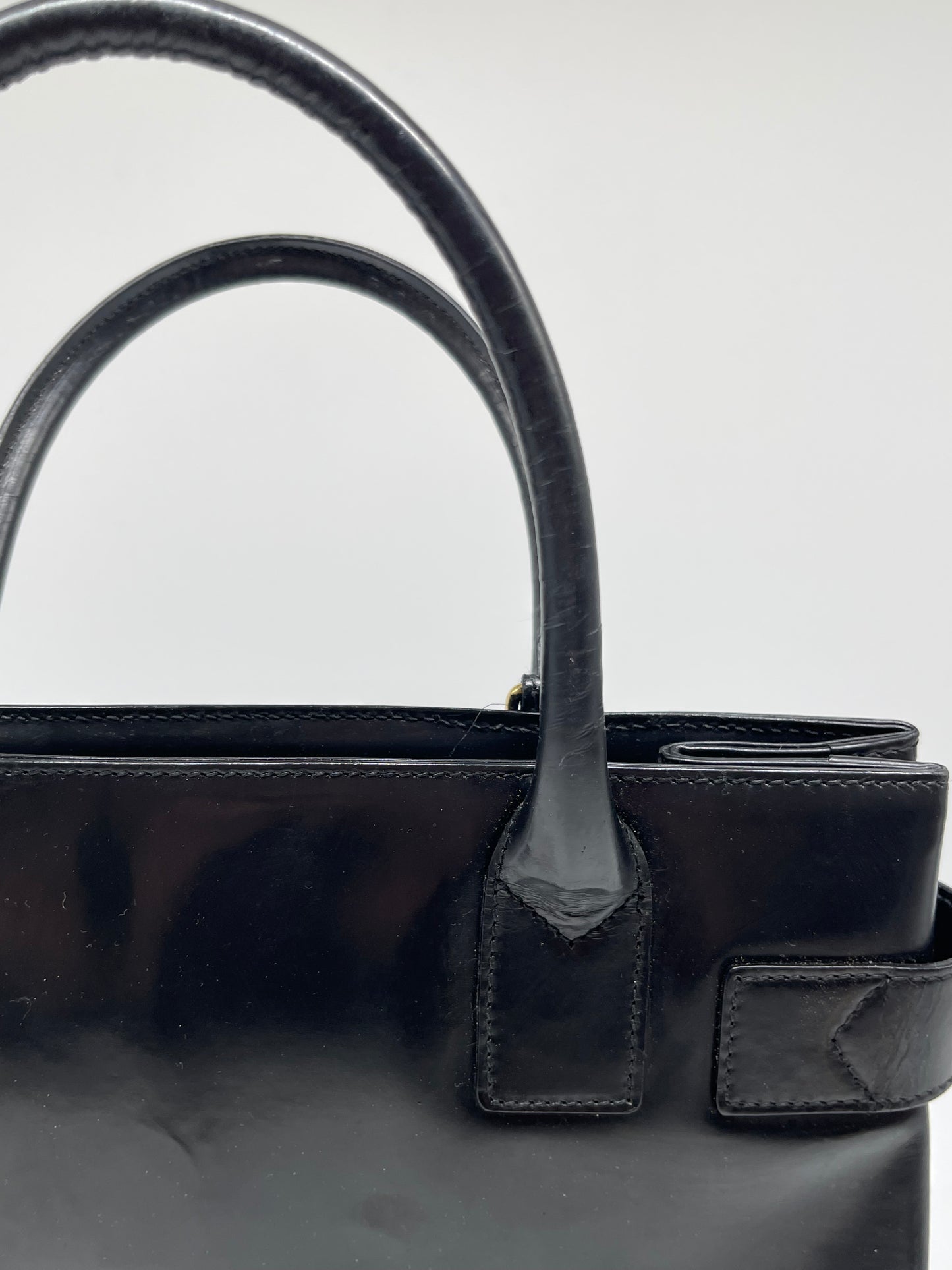 Handbag Luxury Designer By Gucci, Size: Medium