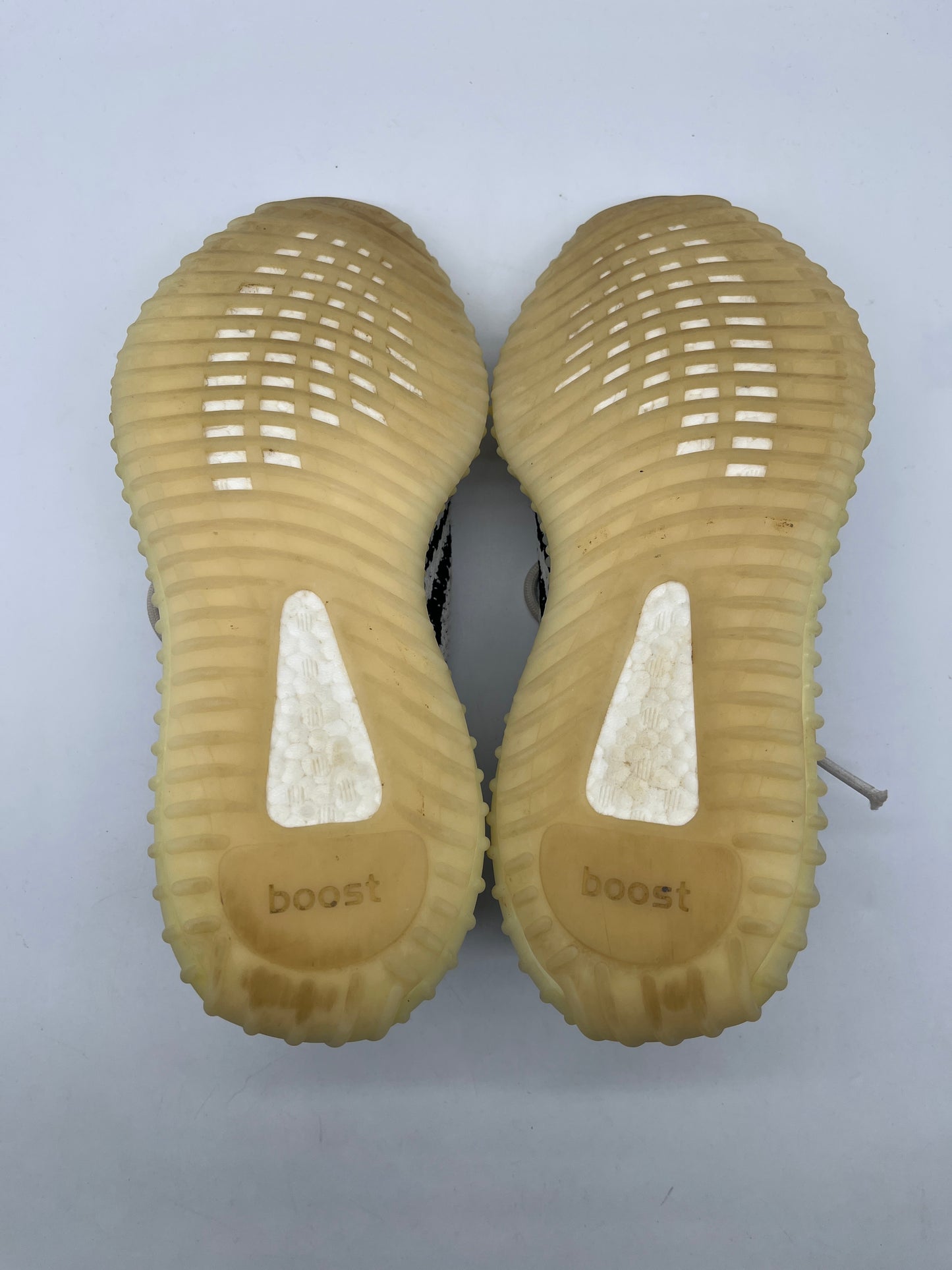 Shoes Luxury Designer By Yeezy In White, Size: 9