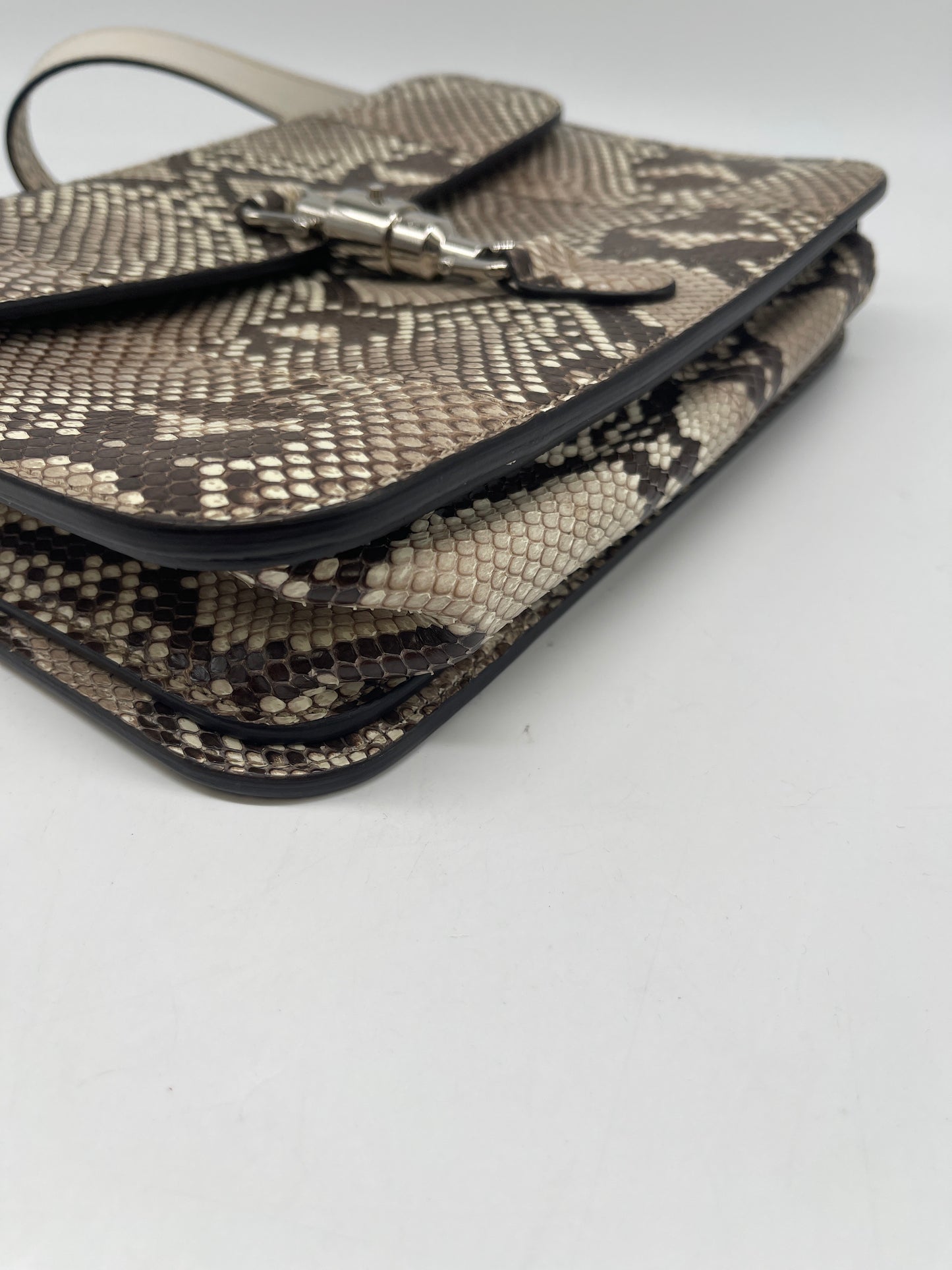 Handbag Luxury Designer By Gucci, Size: Medium