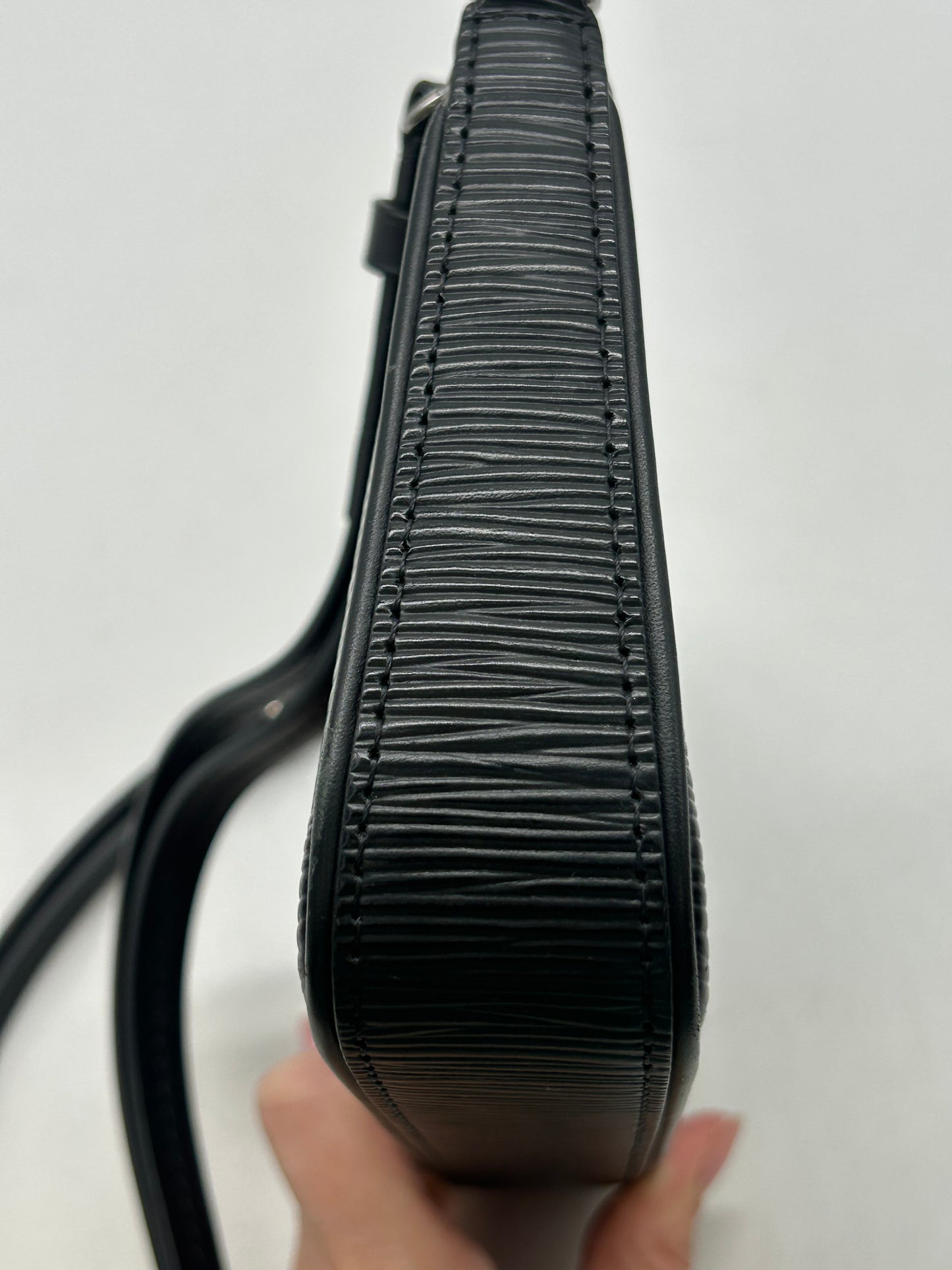 Handbag Luxury Designer By Louis Vuitton, Size: Small