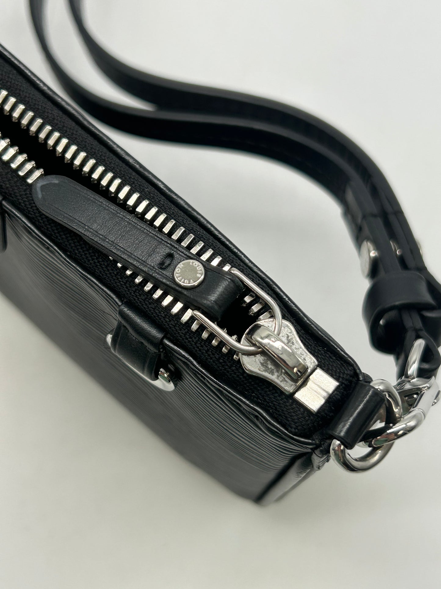 Handbag Luxury Designer By Louis Vuitton, Size: Small