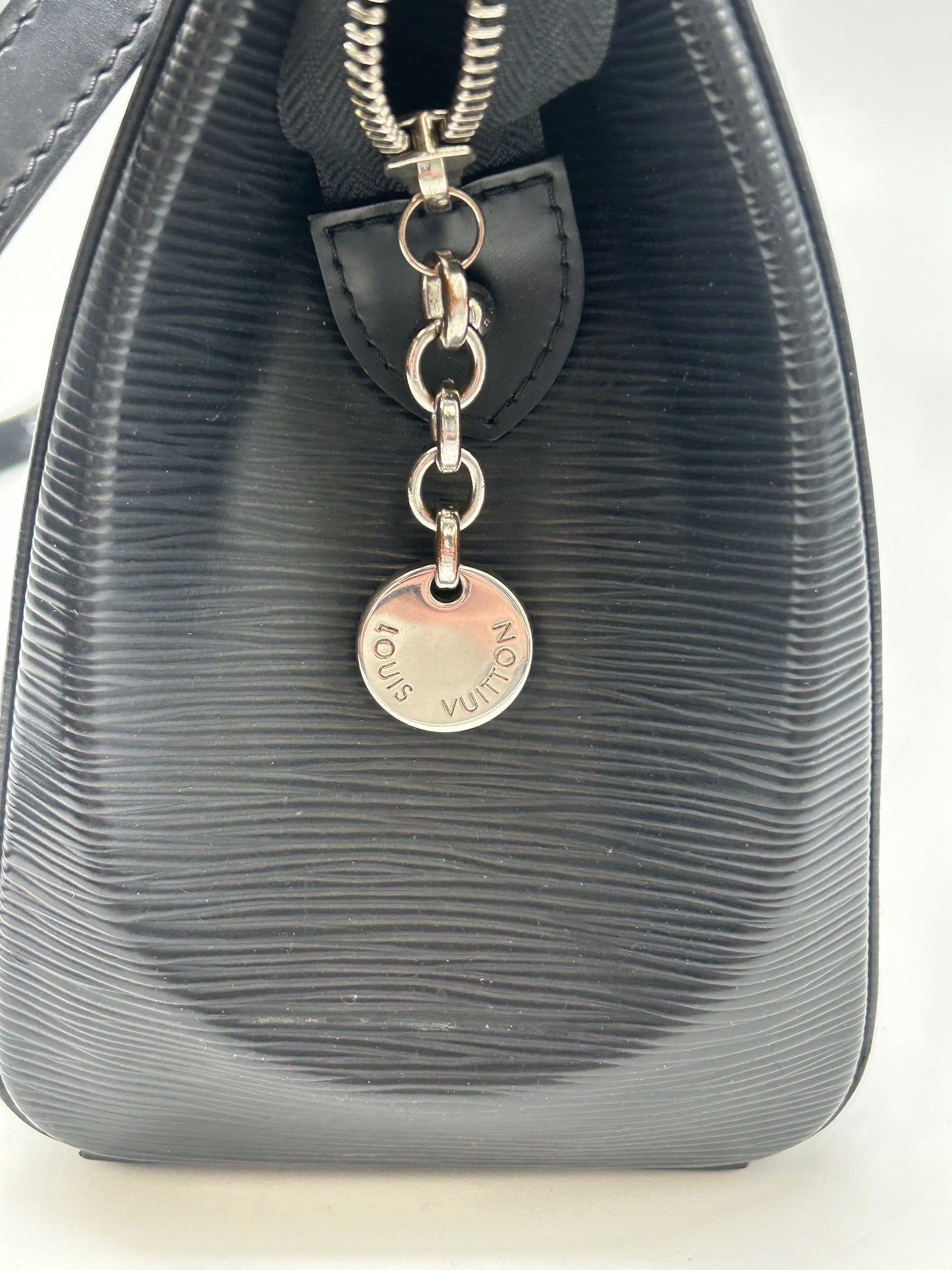 Handbag Luxury Designer By Louis Vuitton, Size: Medium