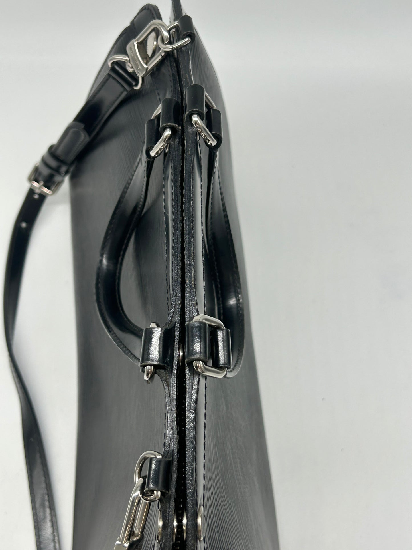 Handbag Luxury Designer By Louis Vuitton, Size: Medium