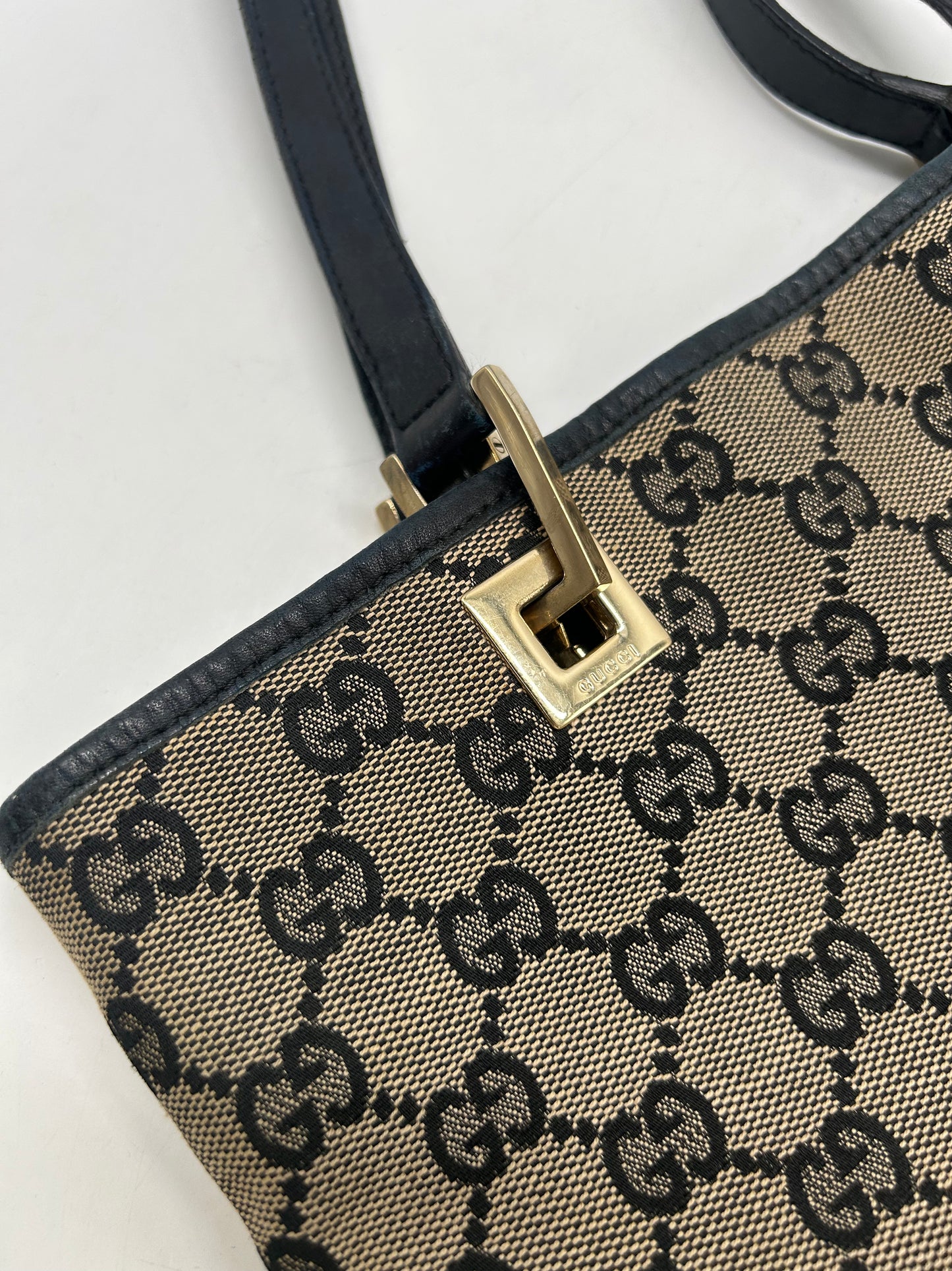 Handbag Luxury Designer By Gucci, Size: Medium