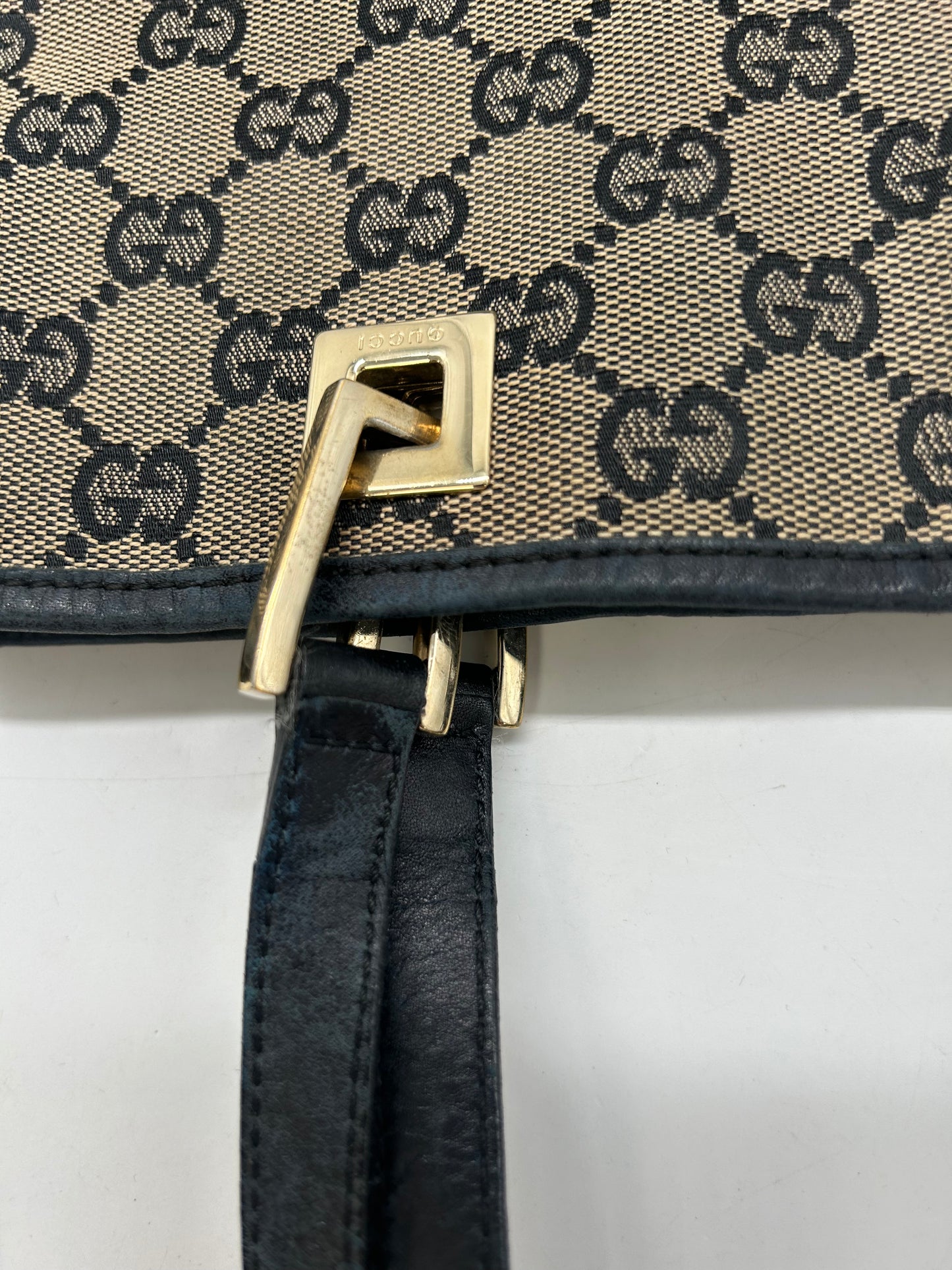 Handbag Luxury Designer By Gucci, Size: Medium