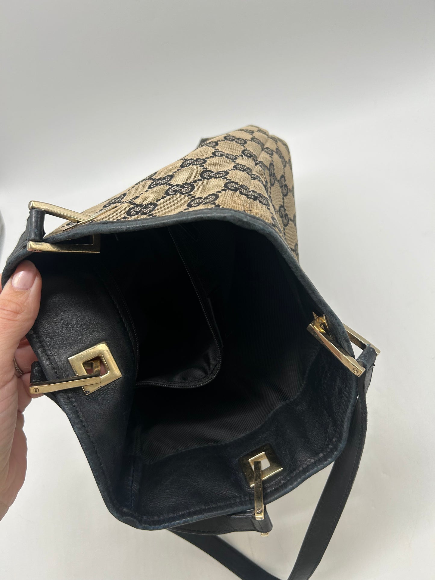Handbag Luxury Designer By Gucci, Size: Medium