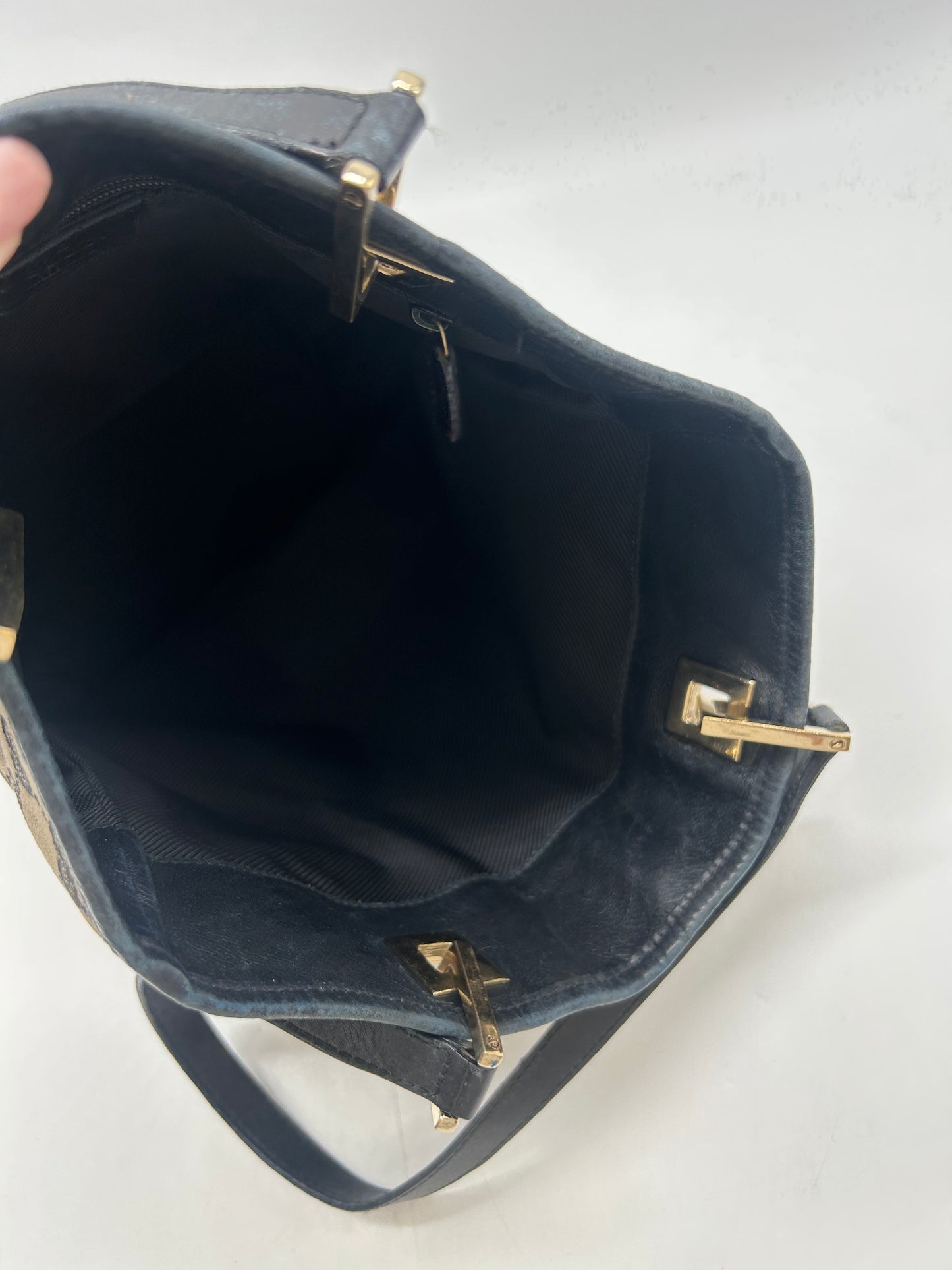 Handbag Luxury Designer By Gucci, Size: Medium
