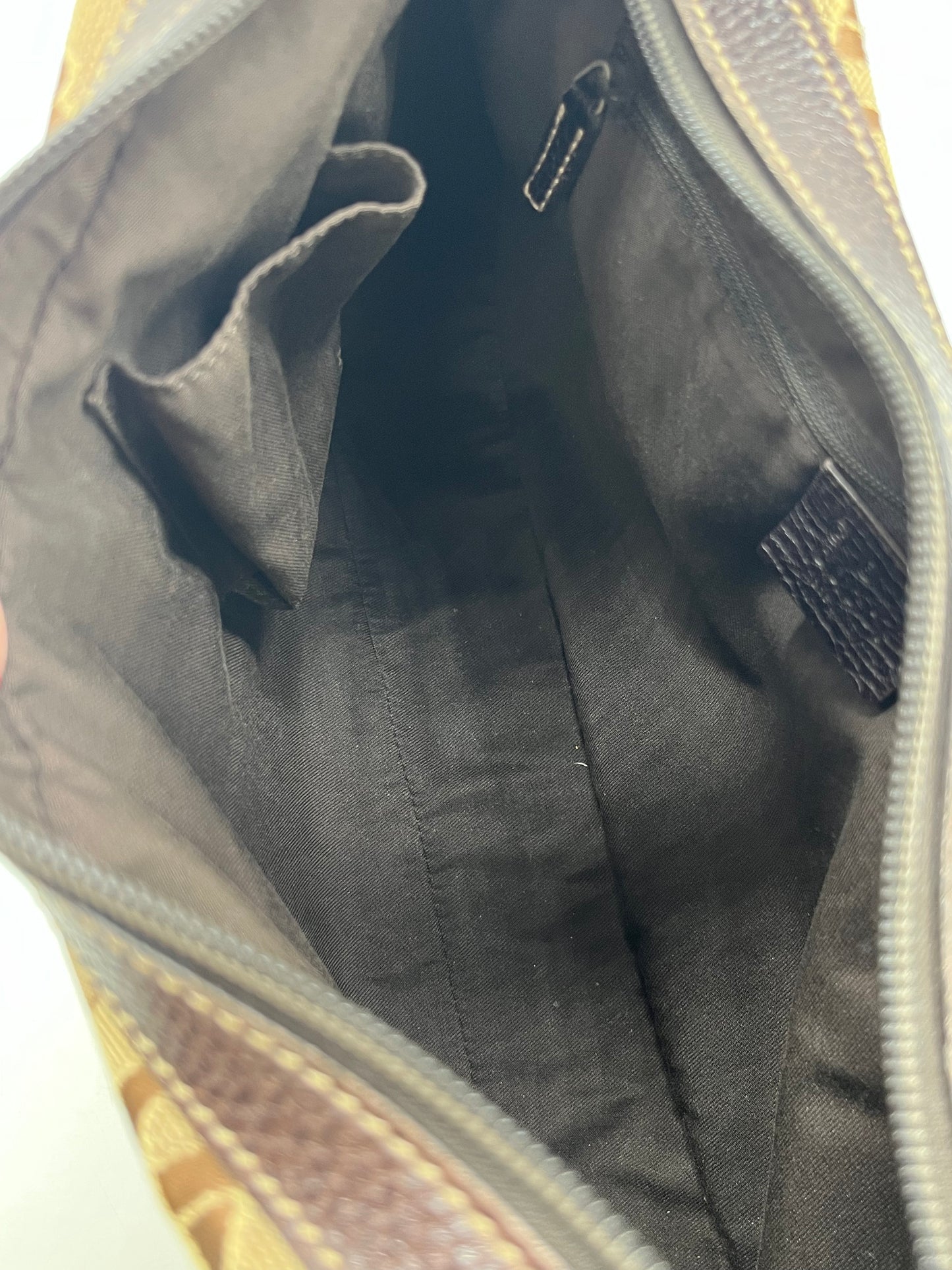 Handbag Luxury Designer By Gucci, Size: Medium