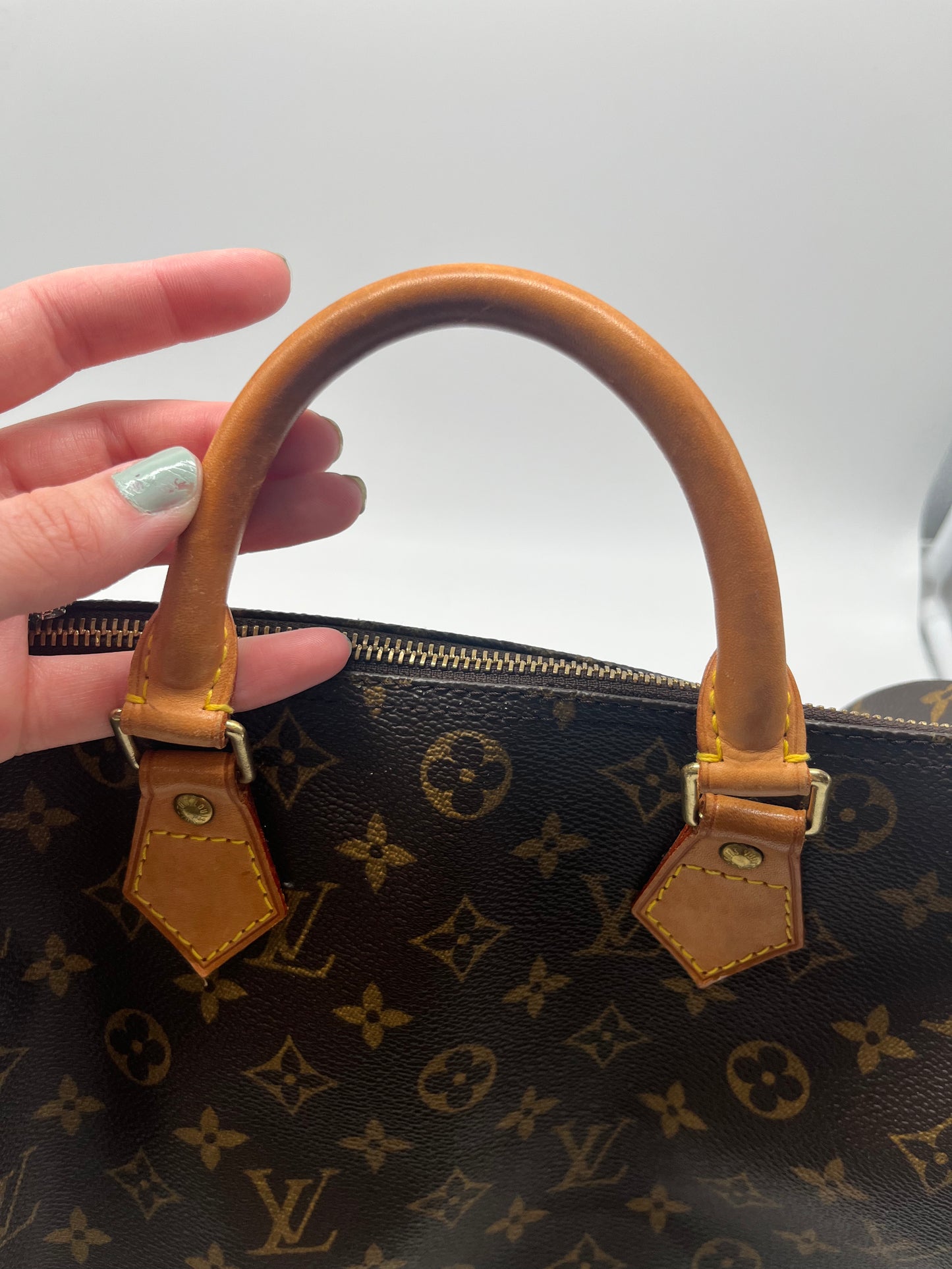 Handbag Luxury Designer By Louis Vuitton, Size: Medium