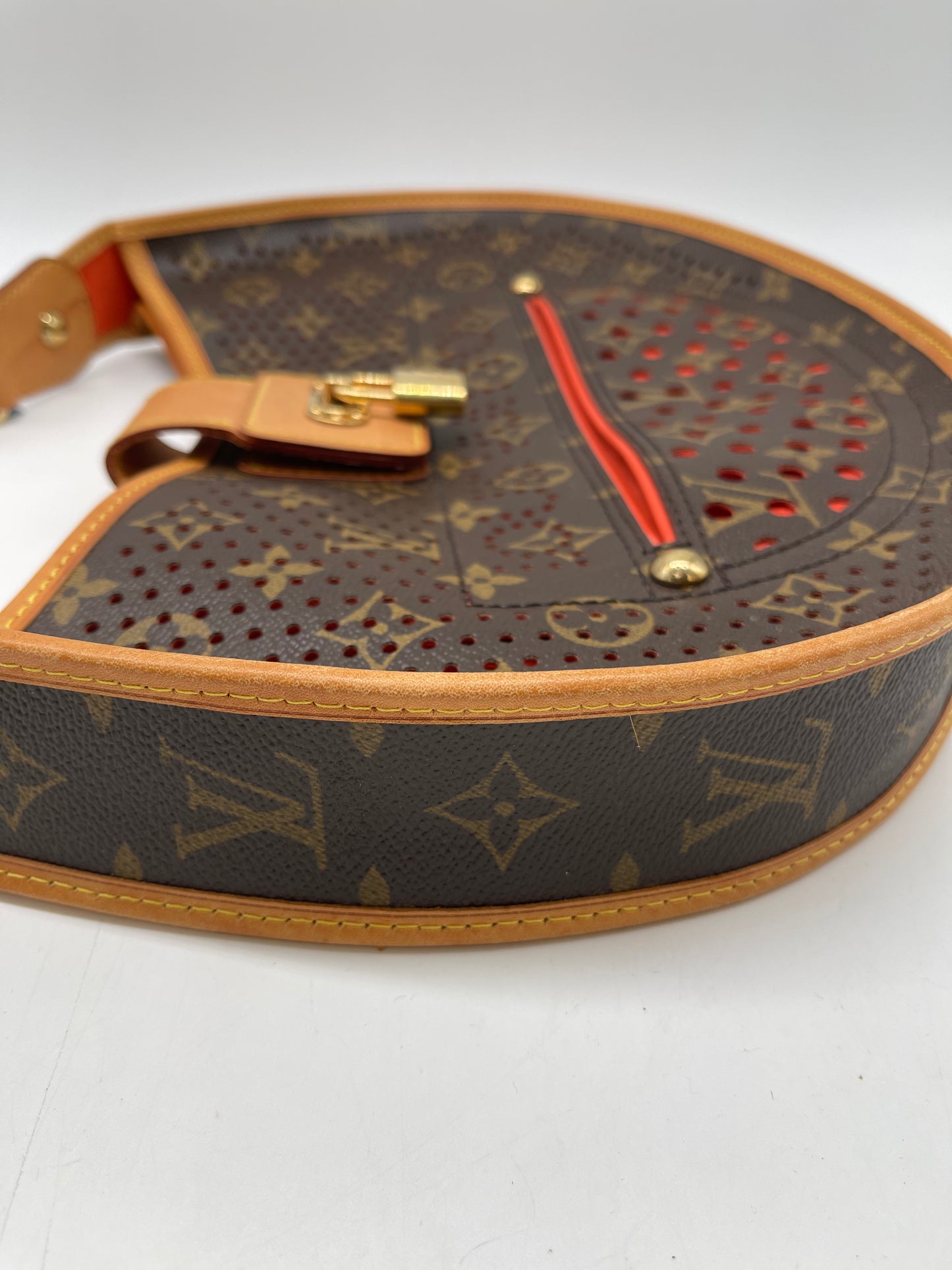 Handbag Luxury Designer By Louis Vuitton, Size: Medium