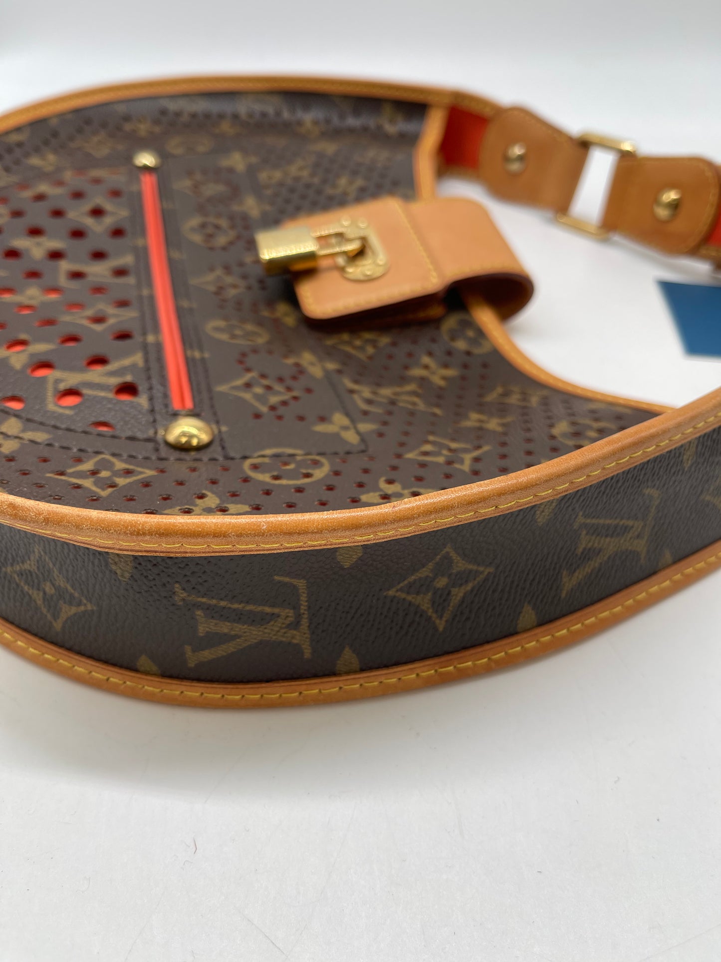 Handbag Luxury Designer By Louis Vuitton, Size: Medium