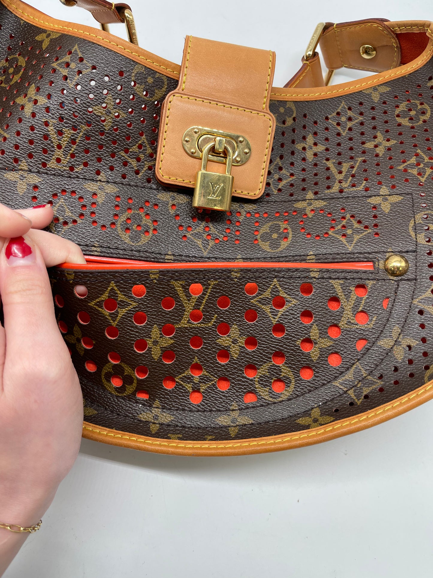 Handbag Luxury Designer By Louis Vuitton, Size: Medium