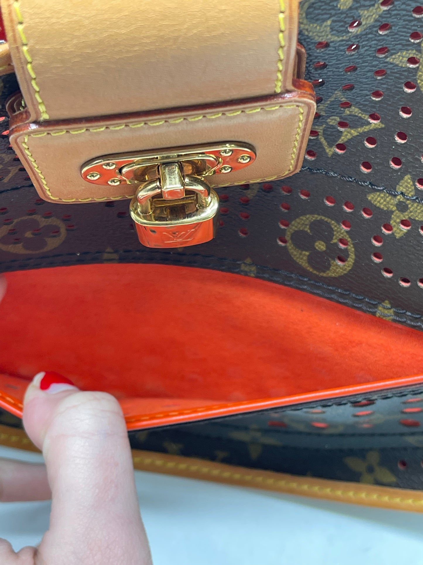 Handbag Luxury Designer By Louis Vuitton, Size: Medium