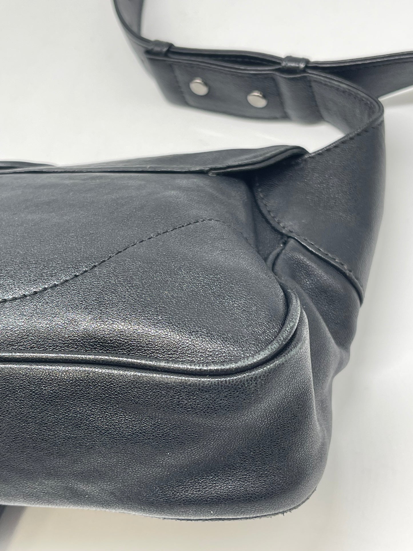 Handbag Luxury Designer By Gucci, Size: Medium