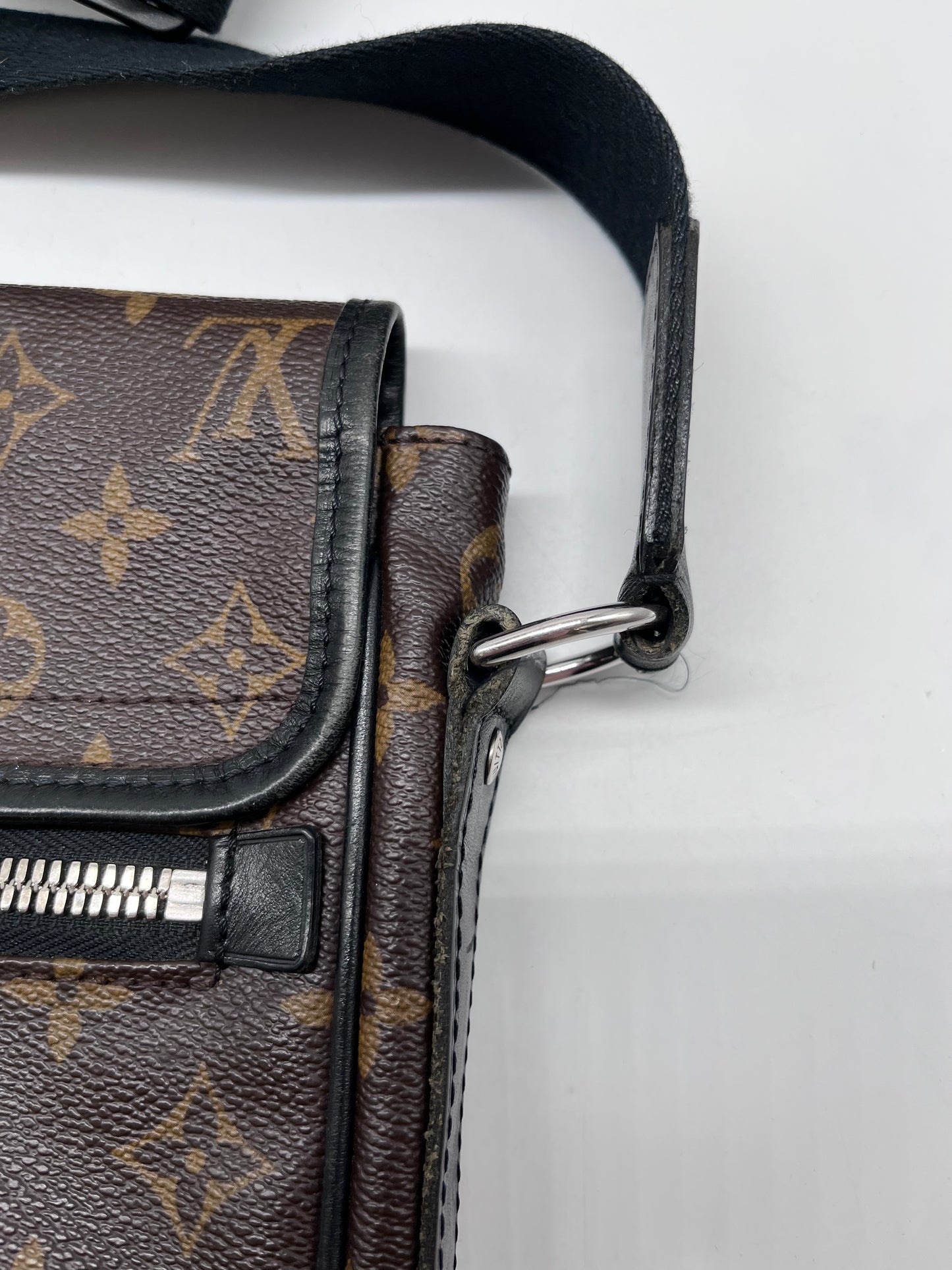 Handbag Luxury Designer By Louis Vuitton, Size: Medium