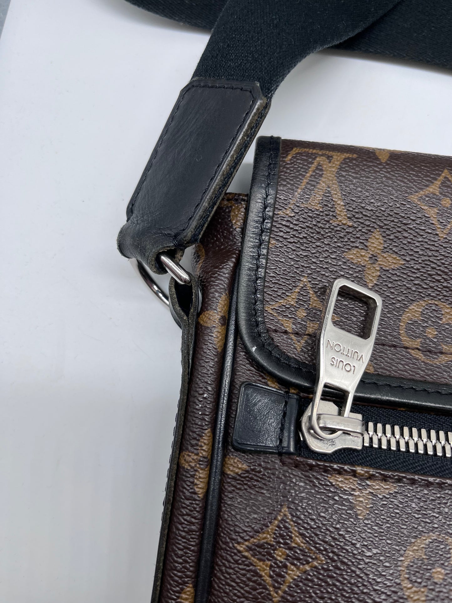 Handbag Luxury Designer By Louis Vuitton, Size: Medium