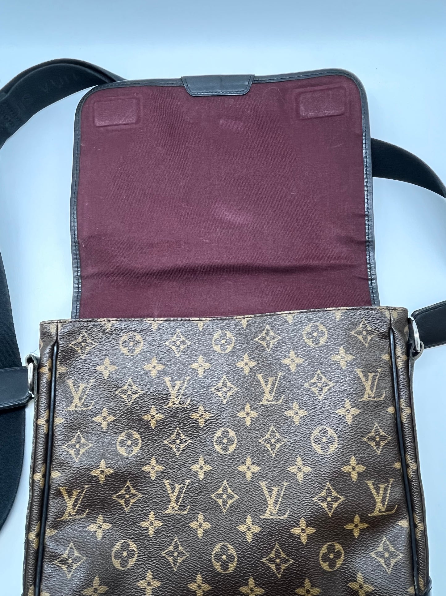 Handbag Luxury Designer By Louis Vuitton, Size: Medium